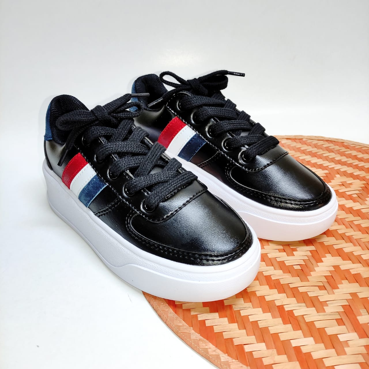 Tenis planos negros casuales 124-570 estilo color negro